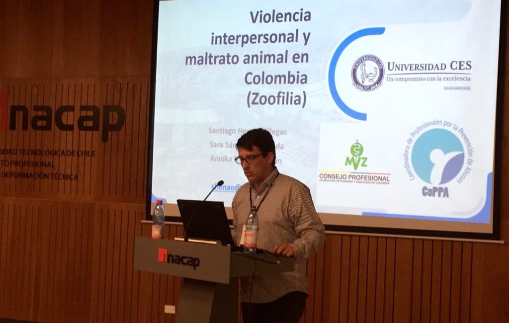 El Dr. Santiago Henao durante su ponencia en Chile sobre Violencia Interpersonal y Maltrato Animal